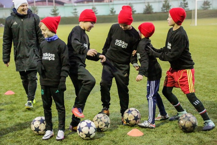 Мы как всегда начинаем утро на футбольном поле.